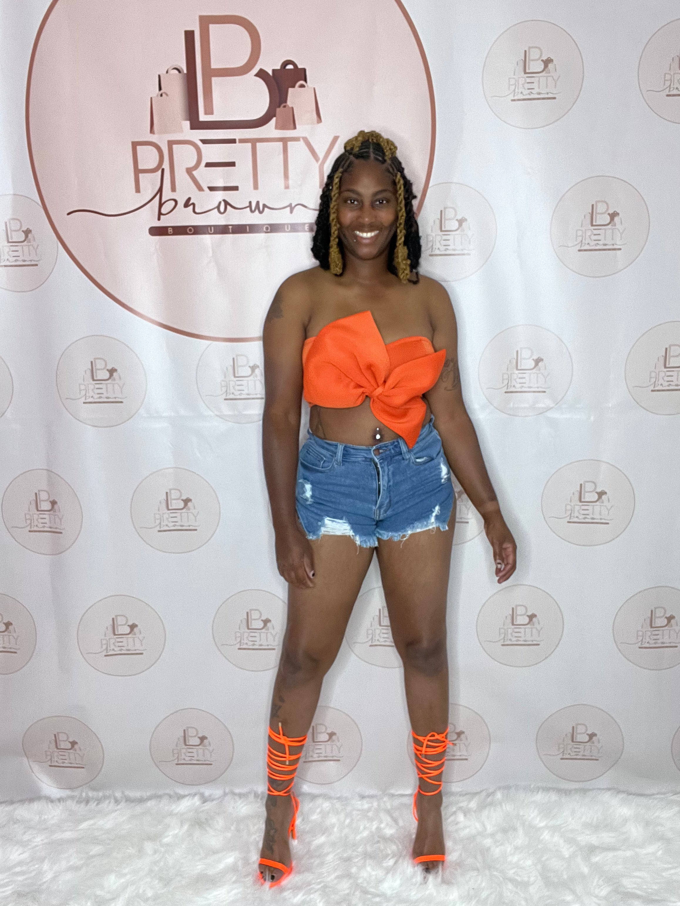 Add a pop of color with the Lil Bow Babe Top! This strapless crop top brings all the vibes with its bow detail and zipper closure for a sleek fit.

-Strapless crop top
-Bow front detail
-Zipper closure
-65% Polyester, 35% Cotton
-Model is wearing a small


Pair it with your favorite jeans or a mini skirt for a look that hits every time!