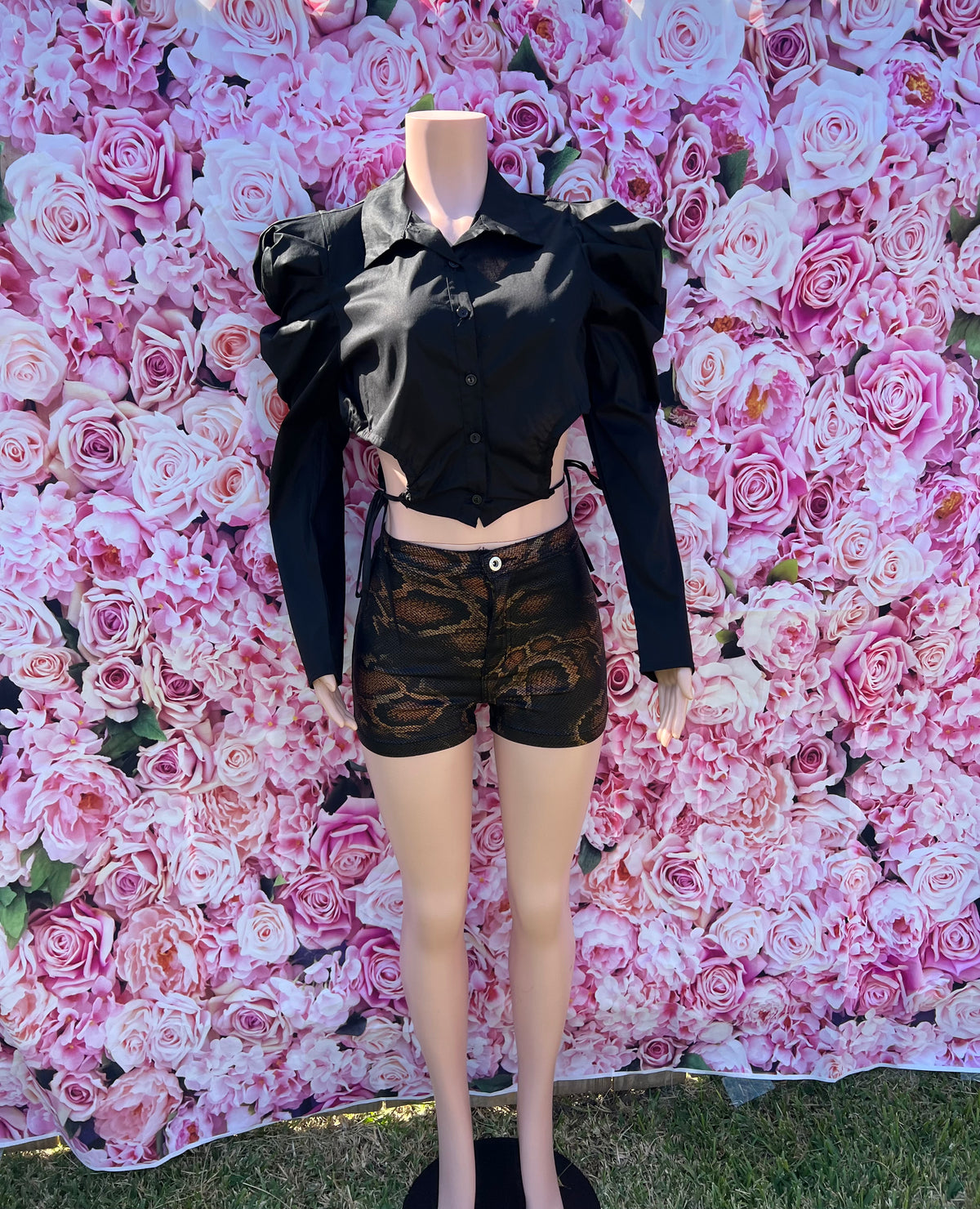 The Lori Top is serving chic with a little edge! This black crop top features a zip-up collar, mini puff shoulders, and a bustier-style front for the perfect mix of structure and style.

-Cropped fit
-Collar neckline
-Mini puff shoulder detail
-Long sleeves
-Bustier-style front
