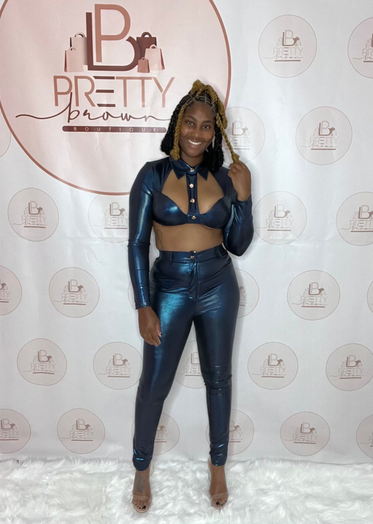 The Glistening Bae Pant Set is a bold look that screams confidence. Featuring a crop top with a collar, long sleeves, and a cute cutout design, paired with high-waisted pants for the perfect fit.