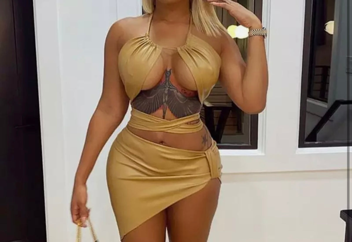 Golden Hour Set is giving straight club luxe vibes!

-Stretchy material
-Curve-hugging fit